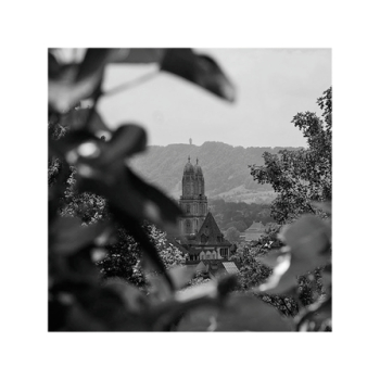 Grossmünster mit Sicht auf den Uetliberg